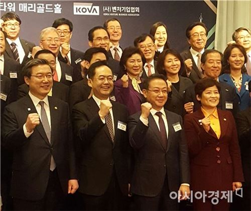 22일 벤처기업협회 제 8·9대 회장 이·취임식에서 주요 참석자들이 기념촬영을 하고 있다. 사진 앞줄부터 주영섭 중소기업청장, 정준 전 벤처기업협회 회장, 안건준 벤처기업협회 신임회장, 강은희 여성가족부 장관.