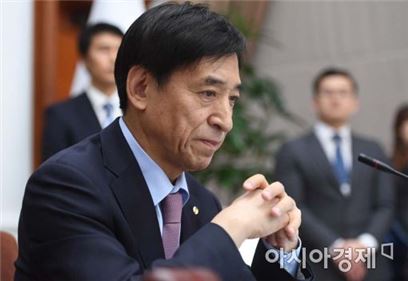 이주열 한국은행 총재가 23일 오전 서울 중구 한국은행에서 열린 금융통화위원회 본회의를 주재하고 있다.