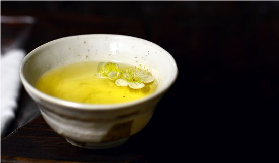 [초동여담] 찻잔에 봄이 들어왔다