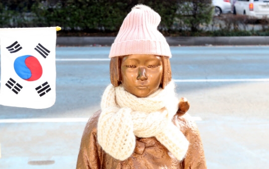 부산 동구 초량동 일본 총영사관 앞에 세워진 평화의 소녀상./사진=연합뉴스