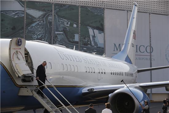 렉스 틸러슨 미 국무장관이 22일(현지시간) 멕시코 시티의 공항에 도착해 비행기에서 내리고 있다.(사진출처=AP연합)