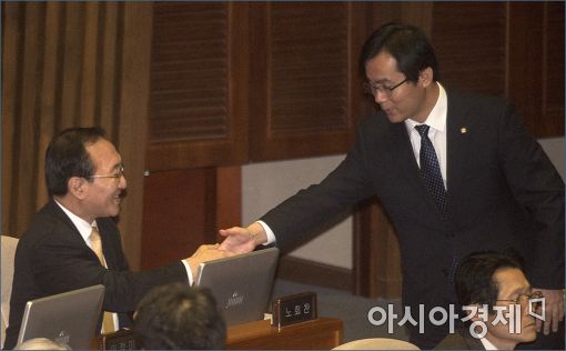 [포토]인사 나누는 노회찬·김영우