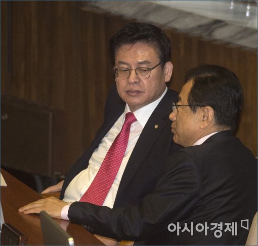 [포토]머리 맞댄 자유한국당 원내지도부