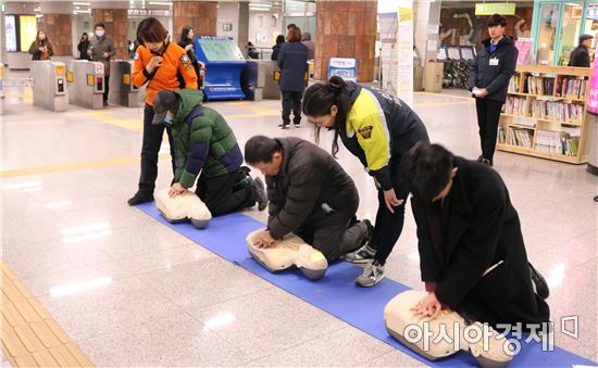 광주서부소방서 상무역에서 시민공감 심폐소생술 체험 