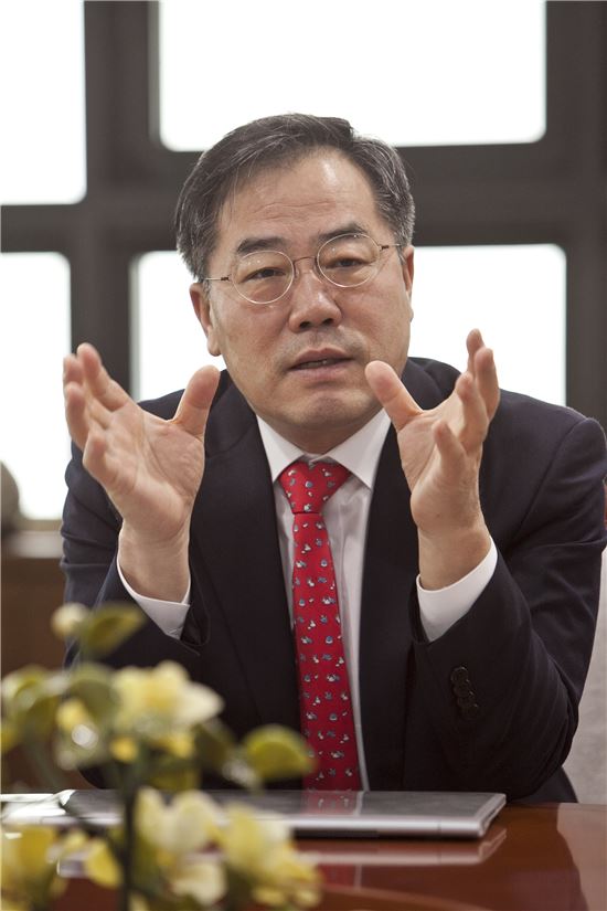 정승 한국농어촌공사 사장은 24일 "과학적 물관리체계를 도입해 기후변화와 가뭄·홍수에 대응하겠다"고 말했다.