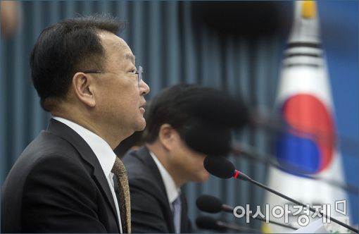 유일호 "재정관련 개헌, 국민부담 최소화 해야"