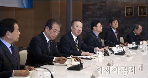 [포토]발언하는 박용만 대한상의 회장