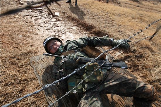 20년만에 찾아간 논산훈련소… 각개종합훈련에 ‘넉 다운’