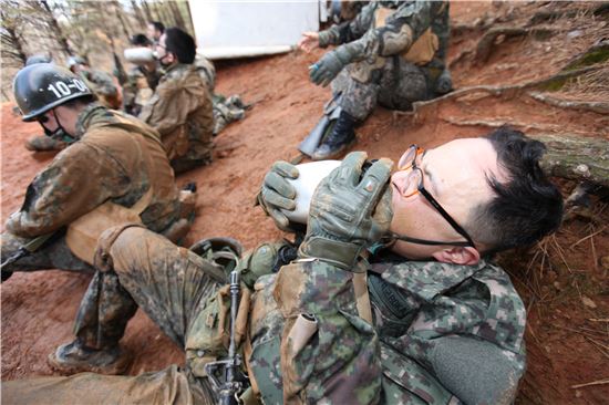 20년만에 찾아간 논산훈련소… 각개종합훈련에 ‘넉 다운’