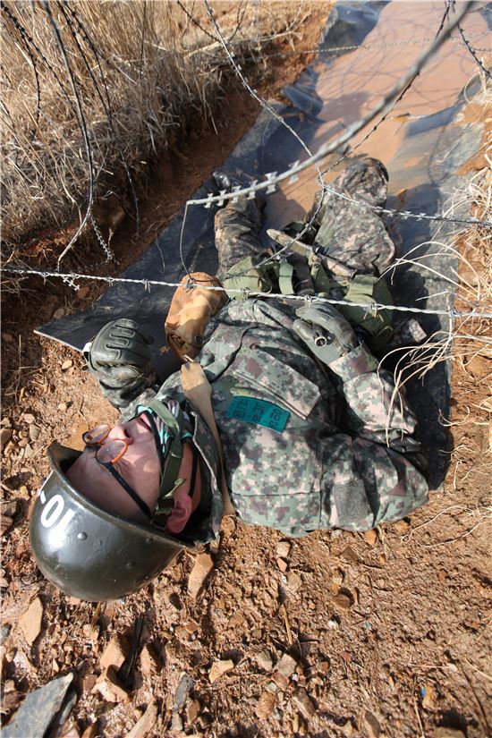 20년만에 찾아간 논산훈련소… 각개종합훈련에 ‘넉 다운’