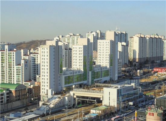 최근 입주한 서울 가좌지구 행복주택 전경. 주택동과 주민편의시설, 커뮤니티시설이 함께 조성됐다.