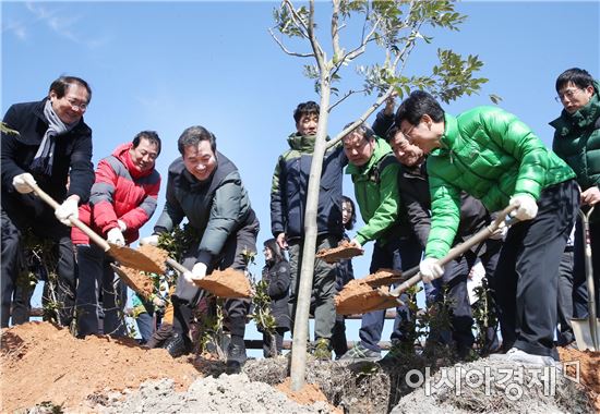 ‘숲 속의 전남’만들기 올해 첫 나무 심기 행사 가져