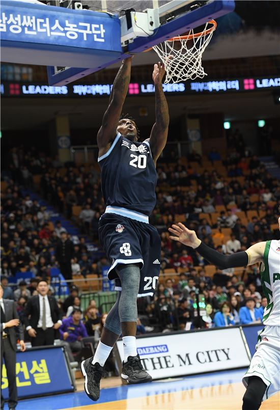 '라틀리프 23점 14R' 삼성 홈 5연승…동부 5위