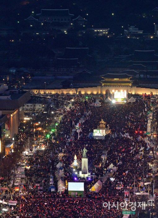 [포토]불 밝힌 광장과 불 꺼진 청와대 