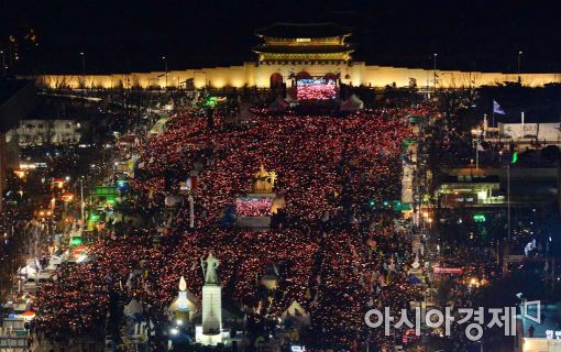 지난 2월25일 서울 종로구 광화문광장에서 열린 17차 촛불집회에서 참가자들이 박근혜 대통령의 탄핵과 퇴진을 요구하며 촛불을 들어올리고 있다.