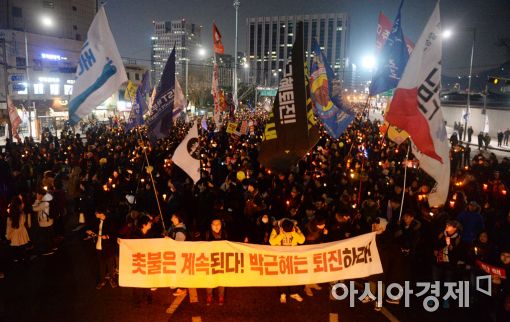 25일 서울 종로구 광화문 광장에서 열린 17차 촛불집회에서 참가자들이 본집회를 마치고 청와대 방향으로 행진을 하고 있다. (사진=문호남 수습기자)
