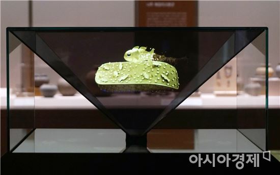 금동신발의 바닥에 있는 물고기 장식이 홀로그램 디스플레이에서 유영하는 모습