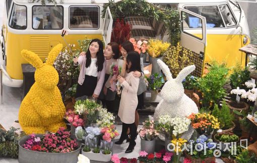 [포토]백화점에서 열린 봄꽃축제 