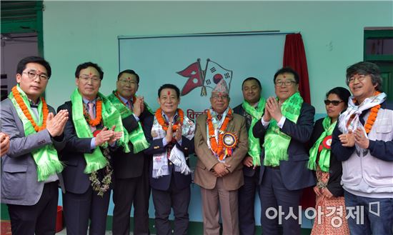 윤장현 광주광역시장은 25일 네팔 광주진료소 개소식에 참석해 마을주민들과 기념촬영을 하고 있다./광주광역시 제공