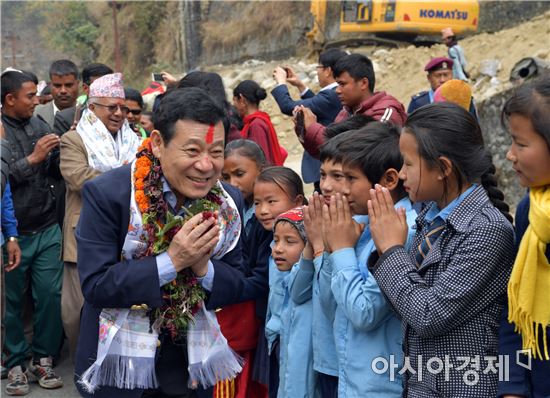 윤장현 광주광역시장은 25일 오후 네팔 파르밧현 디무와 마을에서 열린 네팔 광주진료소 개소식에 참석, 마을 주민들과 인사를 나누고 있다./광주광역시 제공