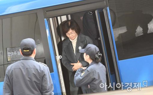 [포토]호송차에서 내리는 최경희 