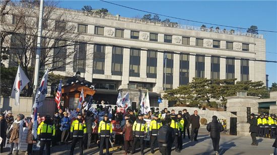 지금 헌법재판소 앞은 '난장판'…朴대통령 지지자 몰려