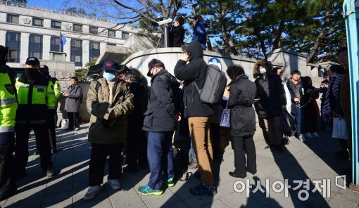 [포토]탄핵심판 방청 기다리는 시민들 