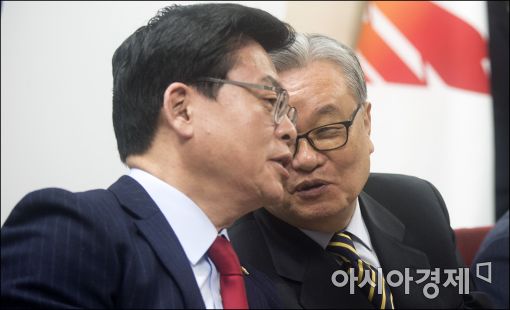 [포토]이야기 나누는 인명진·정우택