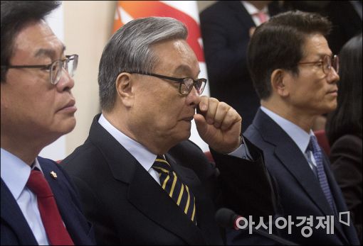 [대통령 파면]한국당 '침통' '눈물'…친박들도 일제히 '침묵'