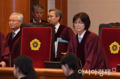 [포토]대심판정 들어서는 이정미 권한대행 