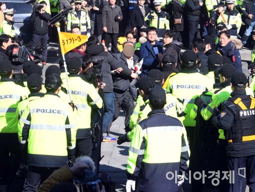 [포토]한 손에 태극기 들고 돌진 