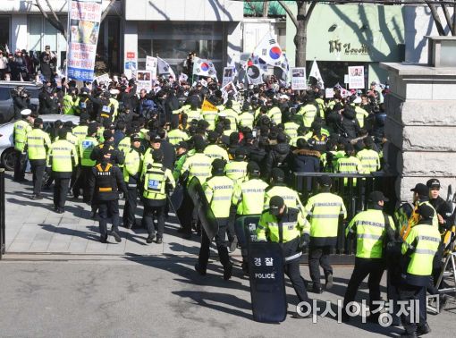 [포토]헌재 앞 아수라장 