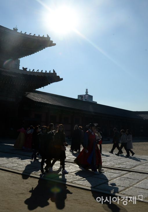 [포토]따뜻해진 날씨…'궁으로'