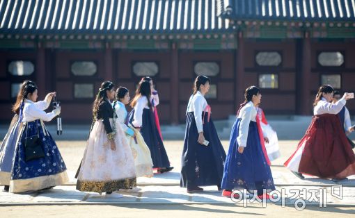 [포토]'한복 입고 궁으로'