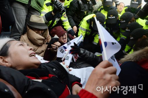 [포토]헌재 앞, 경찰과 충돌 빚는 보수단체