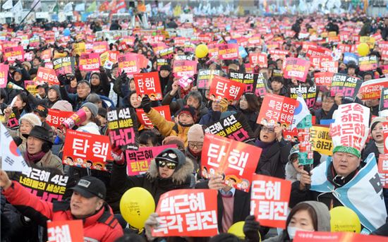 촛불집회에 참석한 시민들이 박근혜 대통령의 퇴진과 탄핵 찬성을 주장하고 있다.