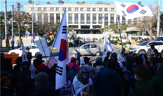 박근혜 대통령 지지자들이 27일 헌법재판소 앞에 몰려와 '탄핵 기각'을 외치며 시위하고 있다.