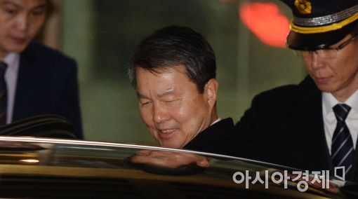 [포토]퇴근하는 이진성 헌법재판관