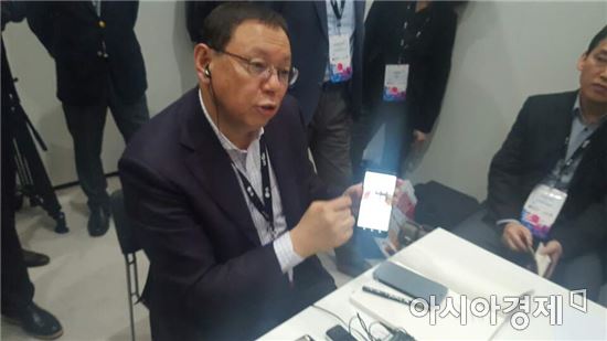 [MWC2017]조성진 LG전자 부회장 "폰 직접 뜯어 가며 공부 중"