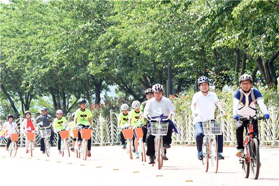 염태영 수원시장(앞쪽 두번째)이 시민들과 함께 공영자전거를 타고 있다. 