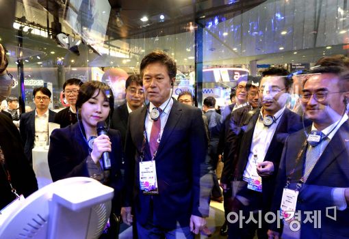 [포토]MWC2017, 부스 둘러보는 박정호 SK텔레콤 사장