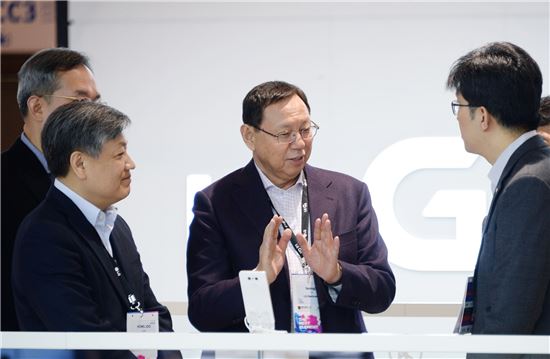 조성진 1인 CEO체제 도입 6개월…LG전자 변화상징 ‘음성결재’ 