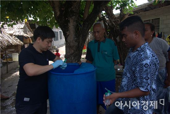 키리바스 현지에서 멤브레인 수처리 장치를 조립하고 있는 GIST 연구팀.
