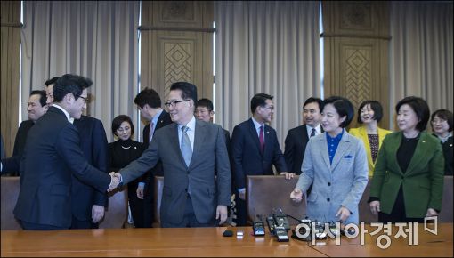 [포토]인사 나누는 야4당 대표