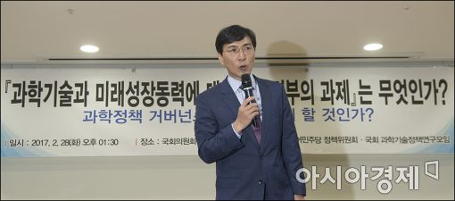 [포토]과학기술 토론회 축사하는 안희정 지사