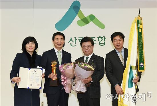 2017년 정기표창 시상식에서 경영대상조합으로 농림축산식품부 장관상을 수상한 전북 정읍산림조합 김민영 조합장(좌측 두 번째)과 임직원들이 이석형 산림조합중앙회장(좌측 세 번째)과 기념촬영을 하고 있다. 사진=산림조합중앙회