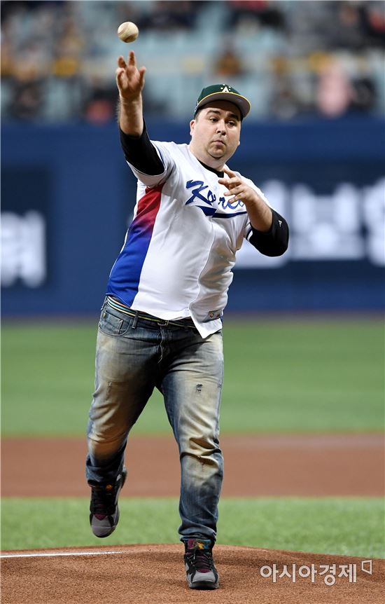 [포토]시구하는 '호주 형' 샘 해밍턴