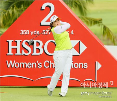 박인비가 HSBC위민스챔피언스 개막을 이틀 앞두고 연습라운드 도중 2번홀에서 티 샷을 하고 있다. 싱가포르=Getty images/멀티비츠 