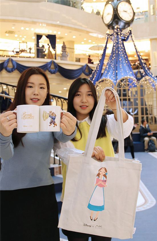 AK플라자, 미녀와 야수 마케팅…10만원 이상 구매하면 머그컵