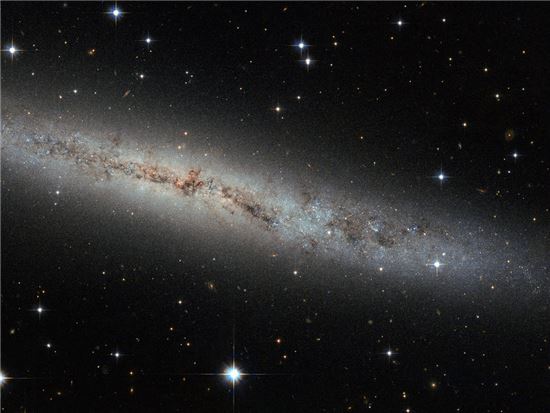 ▲나선형 은하인 'ESO 373-8'.[사진제공=NASA]